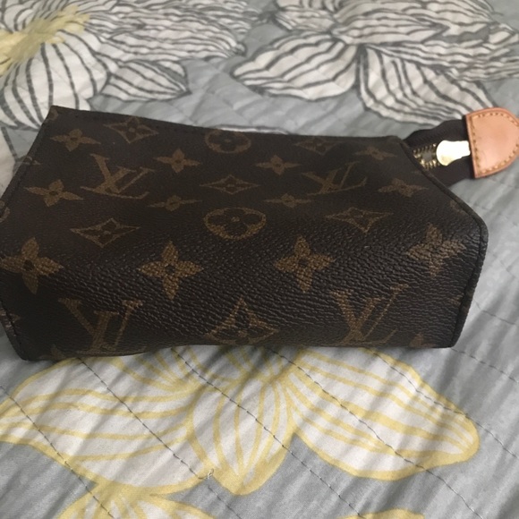 LOUIS VUITTON Monogram Toiletry Pouch 15 - Picture 4 of 5